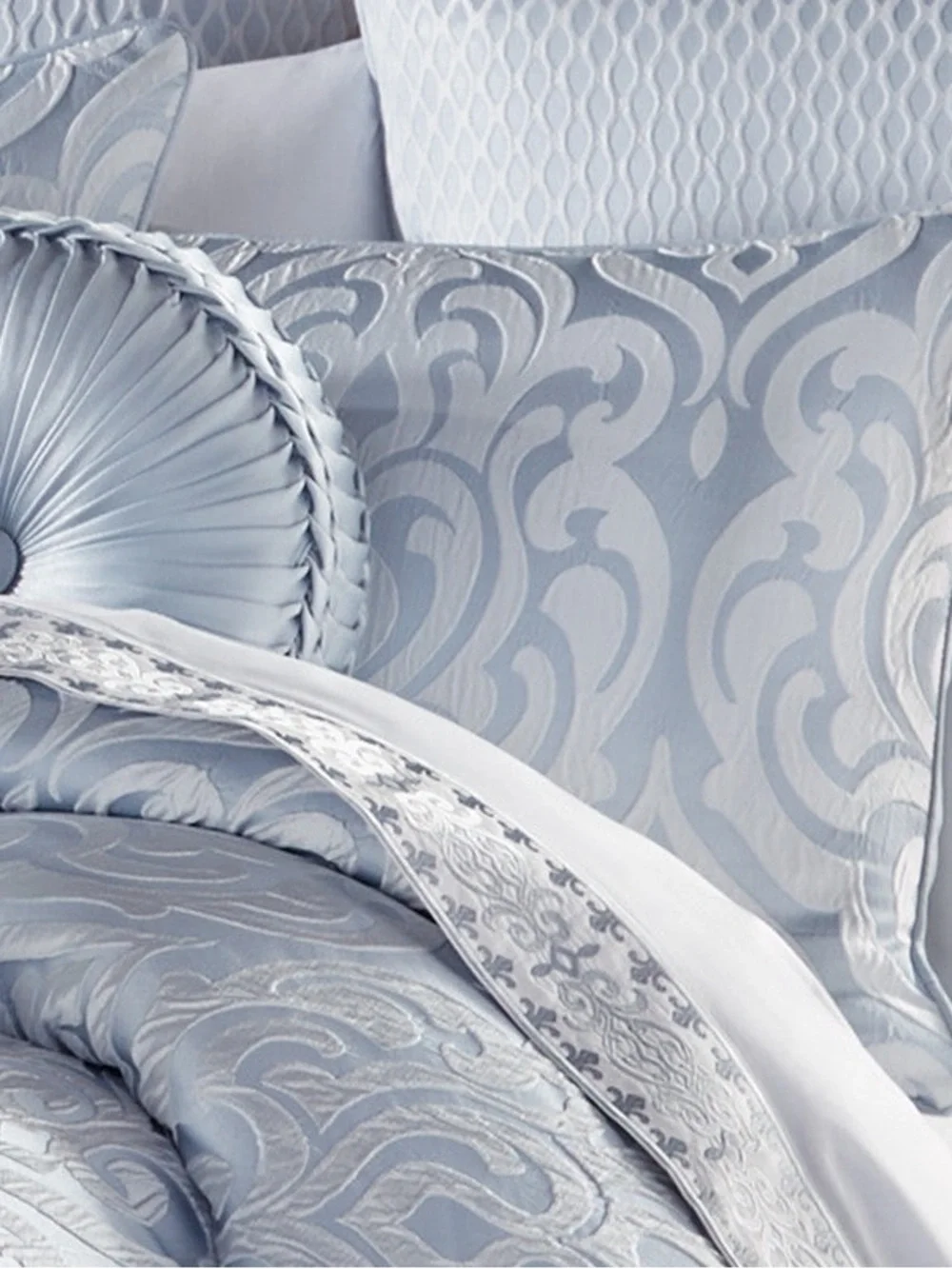 J Queen New York Astoria 4-Pc. Comforter Set, King - Powder Blue NEW